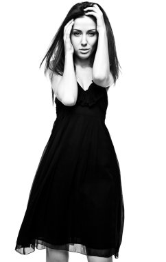 Güzel moda kadın portresi siyah-beyaz.