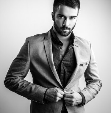 Zarif yakışıklı delikanlı. Siyah-beyaz studio moda portre. 
