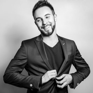 Şık şık yakışıklı adam. Siyah-beyaz studio moda portre. 