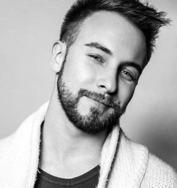 Şık şık yakışıklı adam. Siyah-beyaz studio moda portre. 