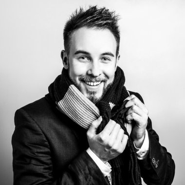 Şık şık yakışıklı adam. Siyah-beyaz studio moda portre. 