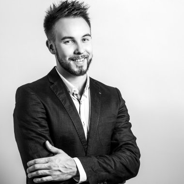 Şık şık yakışıklı adam. Siyah-beyaz studio moda portre. 