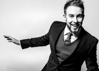 Şık şık yakışıklı adam. Siyah-beyaz studio moda portre. 