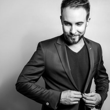 Şık şık yakışıklı adam. Siyah-beyaz studio moda portre. 