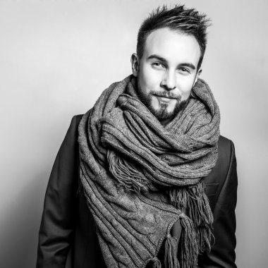 Şık şık yakışıklı adam. Siyah-beyaz studio moda portre. 