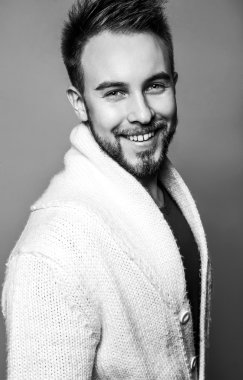 Şık şık yakışıklı adam. Siyah-beyaz studio moda portre. 