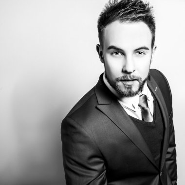 Şık şık yakışıklı adam. Siyah-beyaz studio moda portre. 