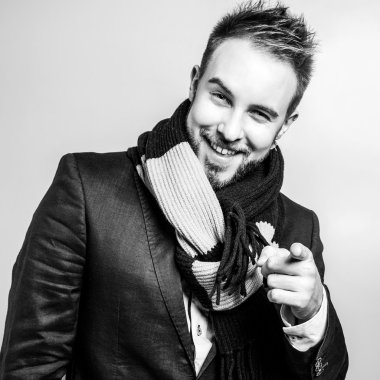 Şık şık yakışıklı adam. Siyah-beyaz studio moda portre. 