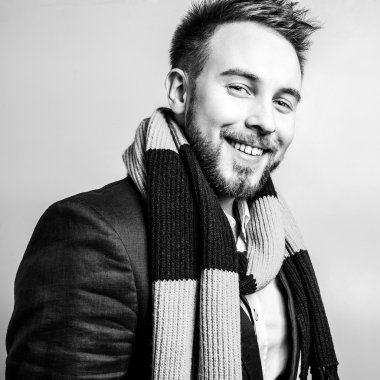 Şık şık yakışıklı adam. Siyah-beyaz studio moda portre. 