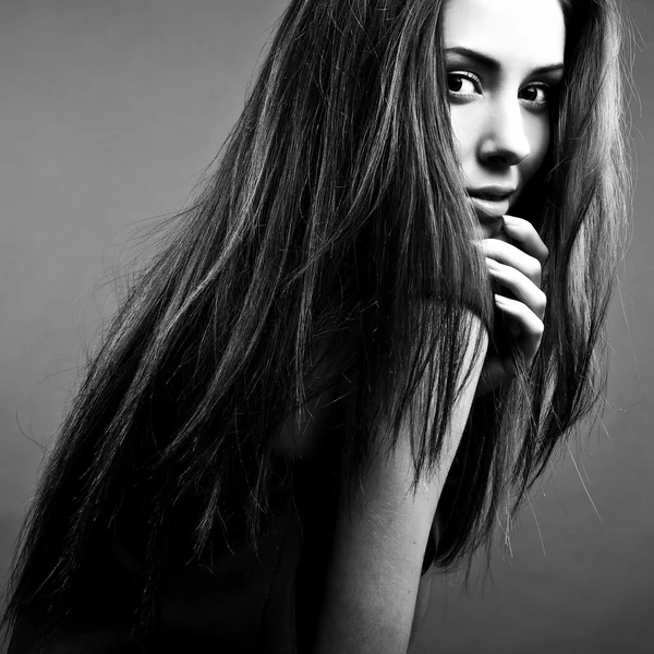 Retrato preto-branco de mulher na moda bonita . — Fotografia de Stock