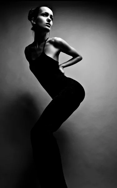 Retrato preto-branco de mulher na moda bonita . — Fotografia de Stock