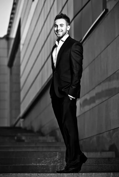 Zwart-wit portret van mooie jonge man buiten. — Stockfoto