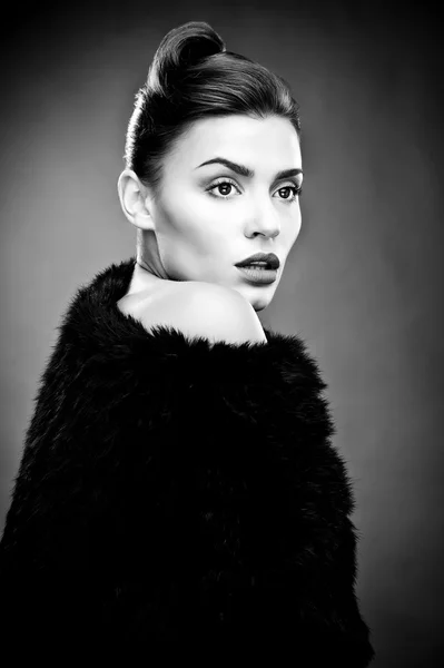 Black-white portrait of beautiful fashionable woman. — Stock Photo, Image