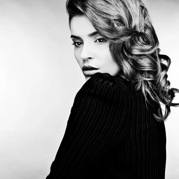 Ritratto in bianco e nero di bella donna alla moda . — Foto Stock