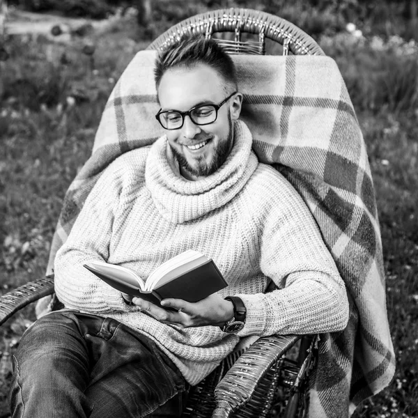 Retrato preto-branco de belo jovem ao ar livre . — Fotografia de Stock