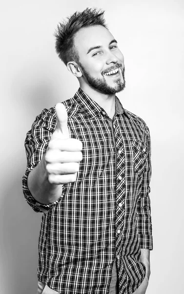 Elegante elegante homem bonito. Retrato de moda estúdio preto-branco . — Fotografia de Stock