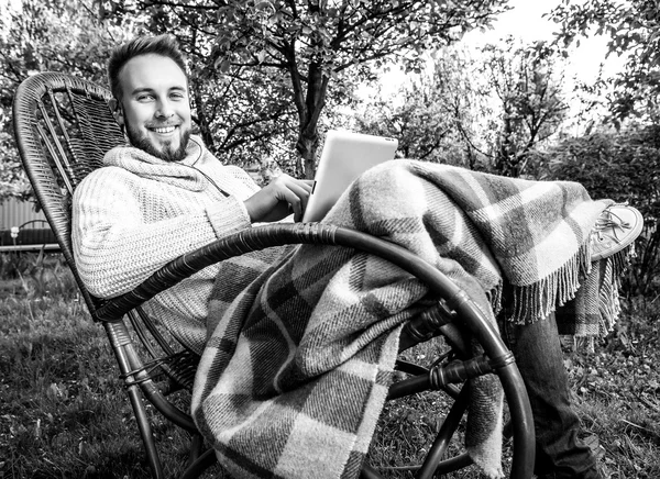 Black-white portrait of beautiful young man outdoor. — Stock Photo, Image