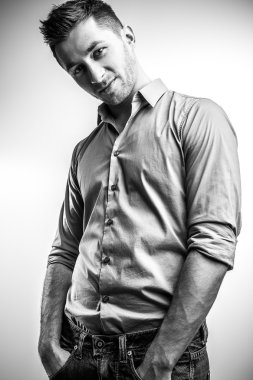 Şık şık yakışıklı adam. Siyah-beyaz studio moda portre. 