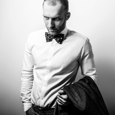 Şık şık yakışıklı adam. Siyah-beyaz studio moda portre. 