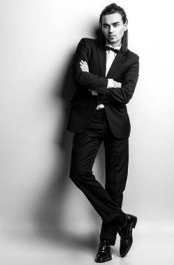 Şık şık yakışıklı adam. Siyah-beyaz studio moda portre. 