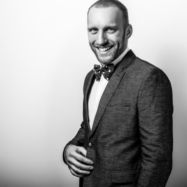 Şık şık yakışıklı adam. Siyah-beyaz studio moda portre. 