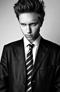 Şık şık yakışıklı adam. Siyah-beyaz studio moda portre. 