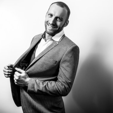 Şık şık yakışıklı adam. Siyah-beyaz studio moda portre. 