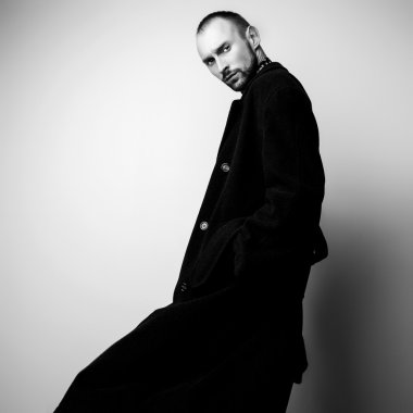 Şık şık yakışıklı adam. Siyah-beyaz studio moda portre. 