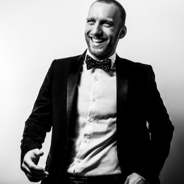 Şık şık yakışıklı adam. Siyah-beyaz studio moda portre. 
