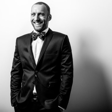 Şık şık yakışıklı adam. Siyah-beyaz studio moda portre. 