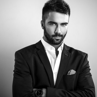 Zarif yakışıklı delikanlı. Siyah-beyaz studio moda portre. 
