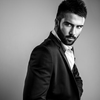 Zarif yakışıklı delikanlı. Siyah-beyaz studio moda portre. 