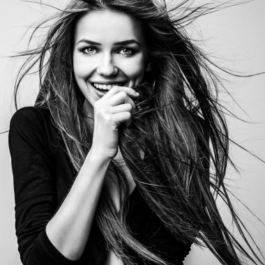 Güzel genç kız portresi siyah-beyaz.