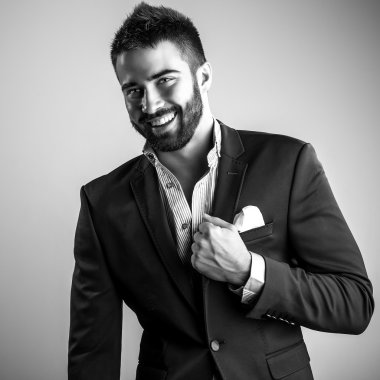 Zarif yakışıklı delikanlı. Siyah-beyaz studio moda portre. 