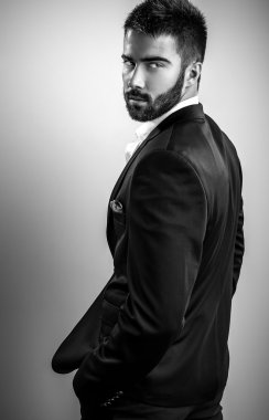 Zarif yakışıklı delikanlı. Siyah-beyaz studio moda portre. 