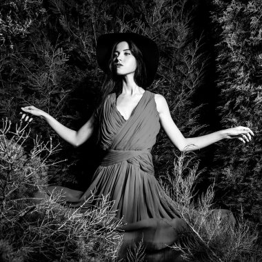 Şehvetli genç ve rahat kıyafetler güzellik kadın grunge ahşap arka plan üzerinde poz. Siyah-Beyaz moda fotoğraf.