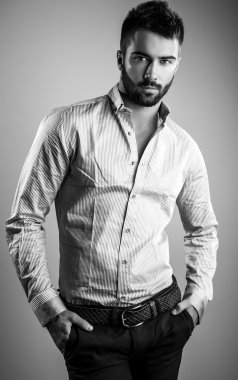 Zarif yakışıklı delikanlı. Siyah-beyaz studio moda portre. 