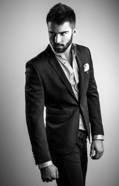 Zarif yakışıklı delikanlı. Siyah-beyaz studio moda portre. 