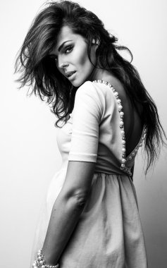 Güzel esmer kadın portresi siyah-beyaz.