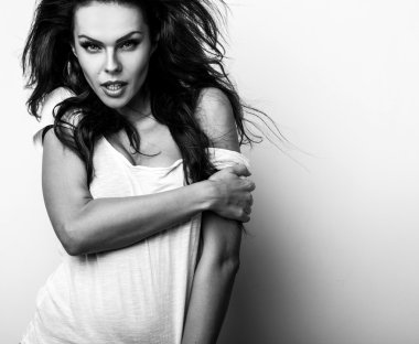 Güzel esmer kadın portresi siyah-beyaz.