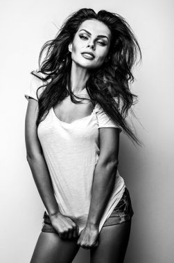 Güzel esmer kadın portresi siyah-beyaz.