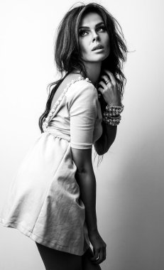 Güzel esmer kadın portresi siyah-beyaz.