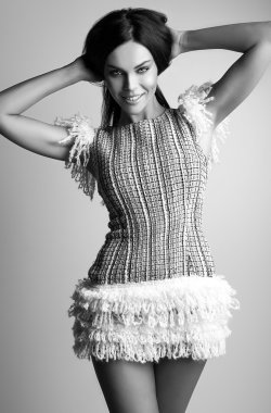 Güzel esmer kadın portresi siyah-beyaz.