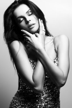 Güzel esmer kadın portresi siyah-beyaz.