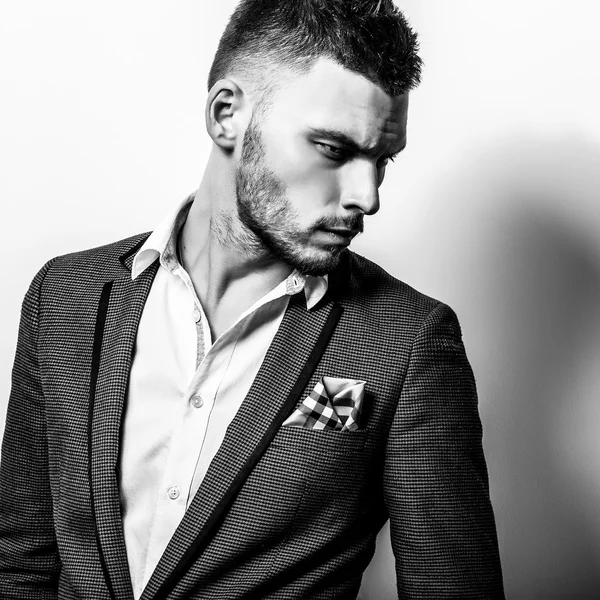 Elegante hombre guapo con estilo. Retrato de moda estudio blanco y negro . — Foto de Stock