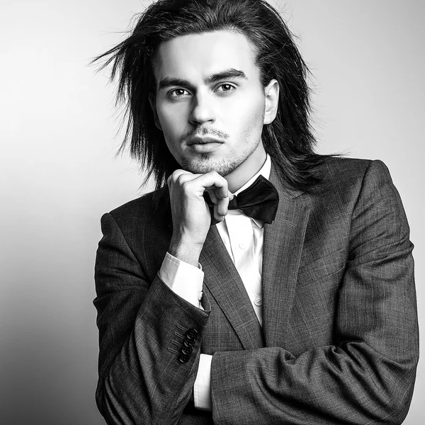 Elegante stijlvolle knappe man. Zwart-wit studio fashion portret. — Stockfoto