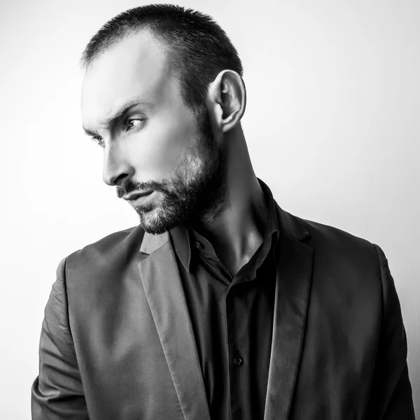 Elegante hombre guapo con estilo. Retrato de moda estudio blanco y negro . —  Fotos de Stock