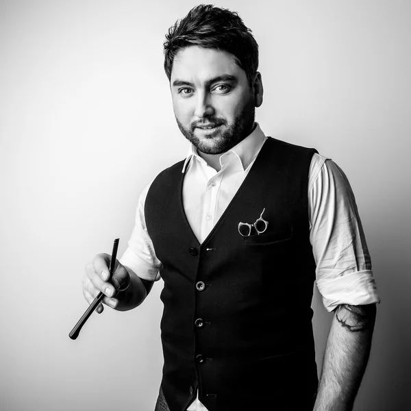 Elegante hombre guapo con estilo. Retrato de moda estudio blanco y negro . —  Fotos de Stock