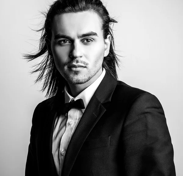 Elegante hombre guapo con estilo. Retrato de moda estudio blanco y negro . —  Fotos de Stock