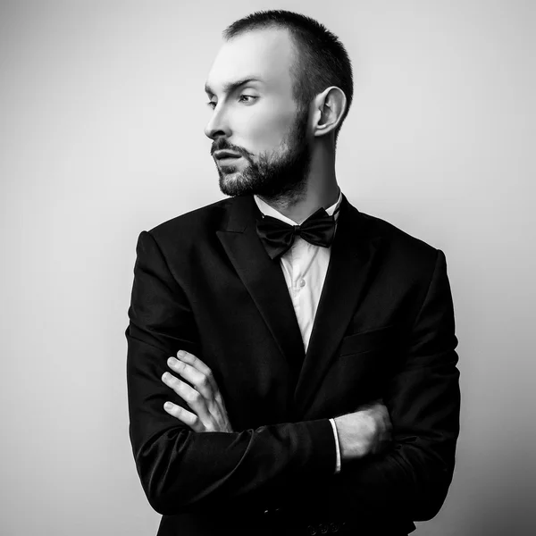 Elegante elegante homem bonito. Retrato de moda estúdio preto-branco . — Fotografia de Stock